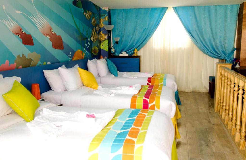 Postel nebo postele na pokoji v ubytování Swiss Inn Teda Hotel & Aqua Park