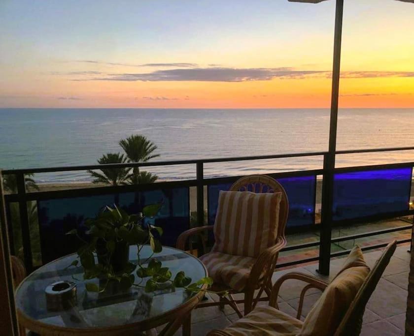 balcón con mesa, sillas y vistas al océano en ¡Precioso ático frente al mar! en Denia