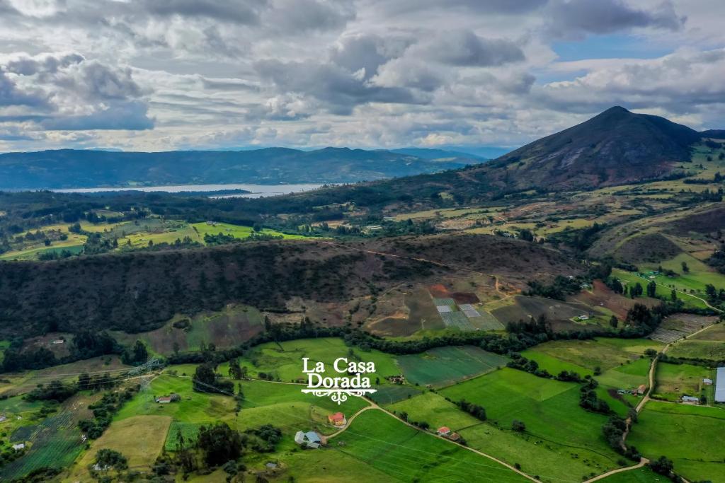 una vista aerea di una valle con montagne di La casa dorada Guatavita a Guatavita