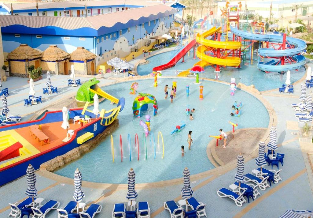 um parque aquático com escorregas e pessoas nele em Swiss Inn Teda Hotel & Aqua Park em Ain Sokhna
