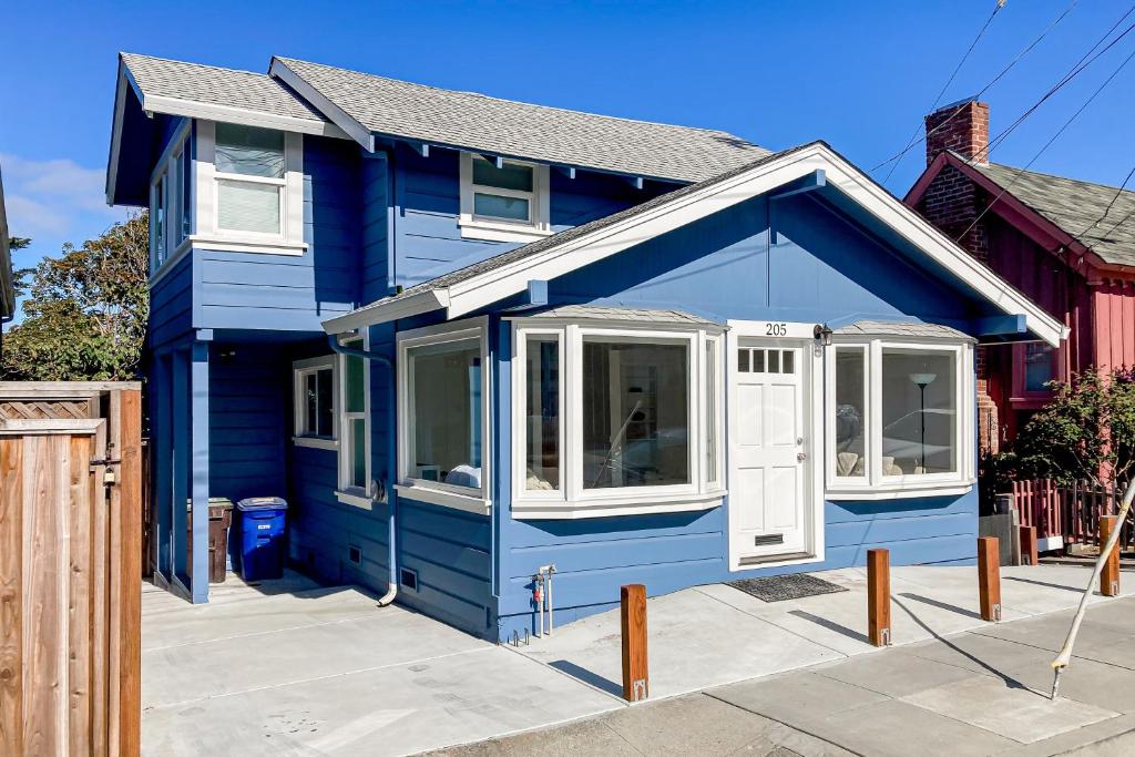 uma casa azul com janelas brancas em Seabright em Santa Cruz