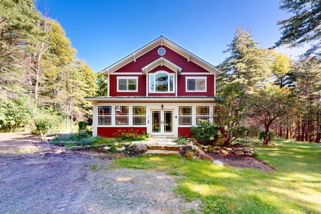 a red and white house in the woods at Mountain Cascade in Hague