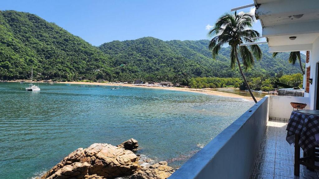 een uitzicht op een strand met een boot in het water bij Villa frente al mar en Yelapa para 4 personas in Yelapa