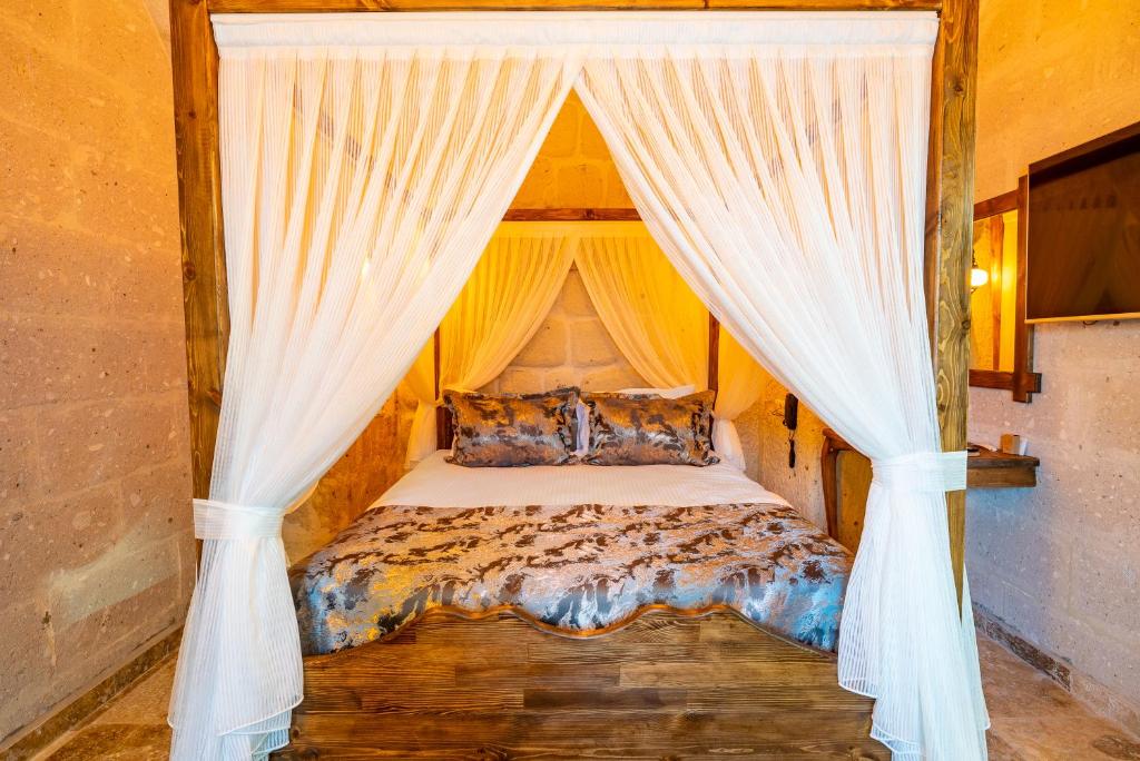 Postel nebo postele na pokoji v ubytování CAPPANAR CAVE HOTEL