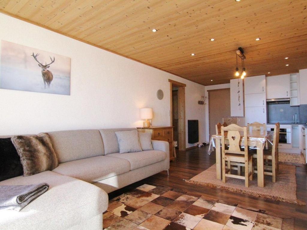 ラルプ・デュエズにあるAppartement Huez, 3 pièces, 6 personnes - FR-1-405-159のリビングルーム(ソファ付)、ダイニングルーム