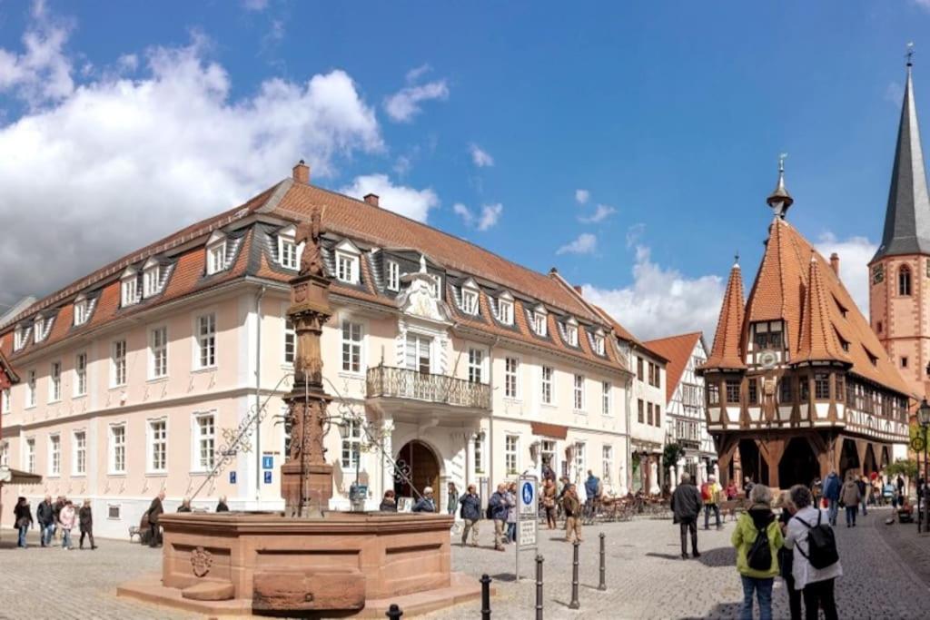 um grande edifício com uma fonte em frente em Wohnen am historischen Rathaus em Michelstadt