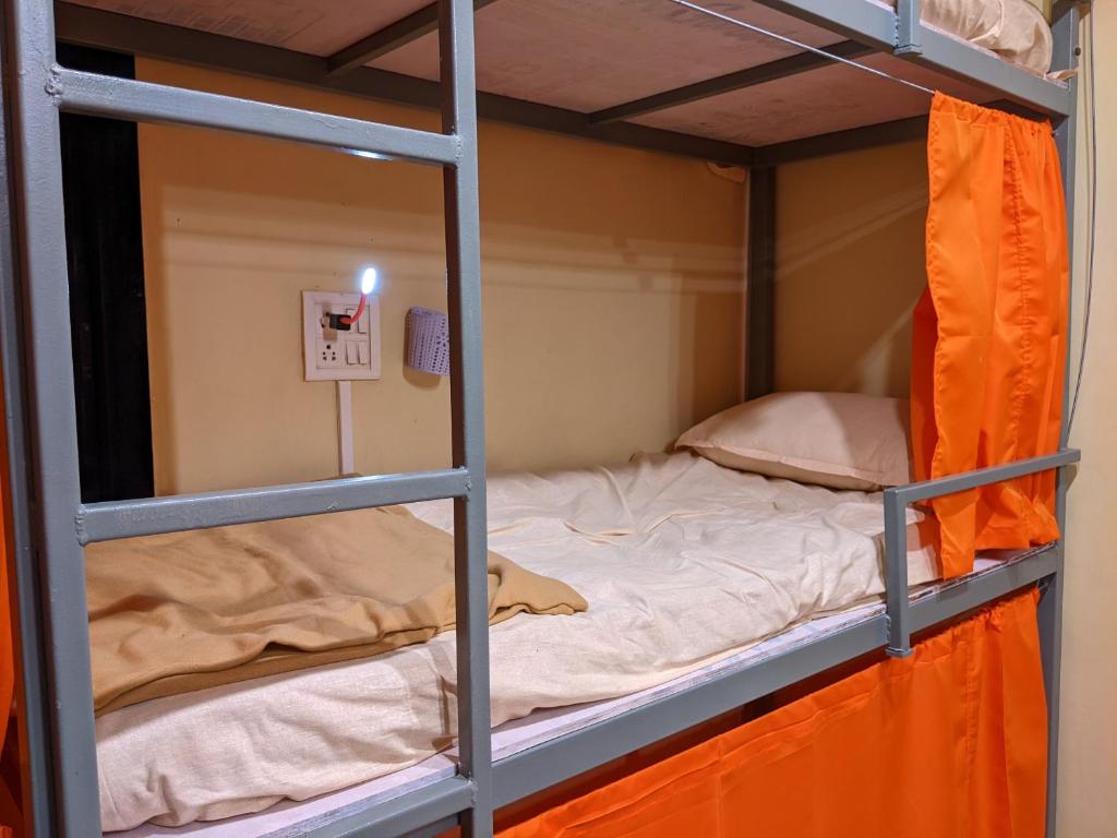 Postel nebo postele na pokoji v ubytování Awaara Backpackers Hostel, Alibag