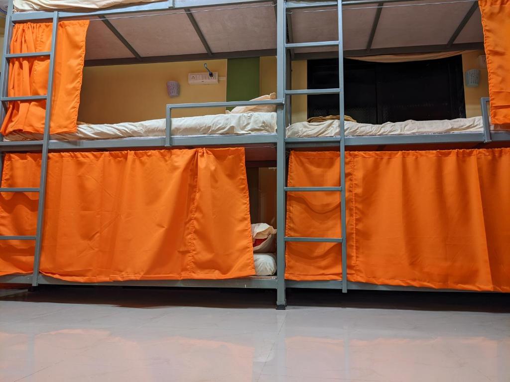 Palanda nebo palandy na pokoji v ubytování Awaara Backpackers Hostel, Alibag
