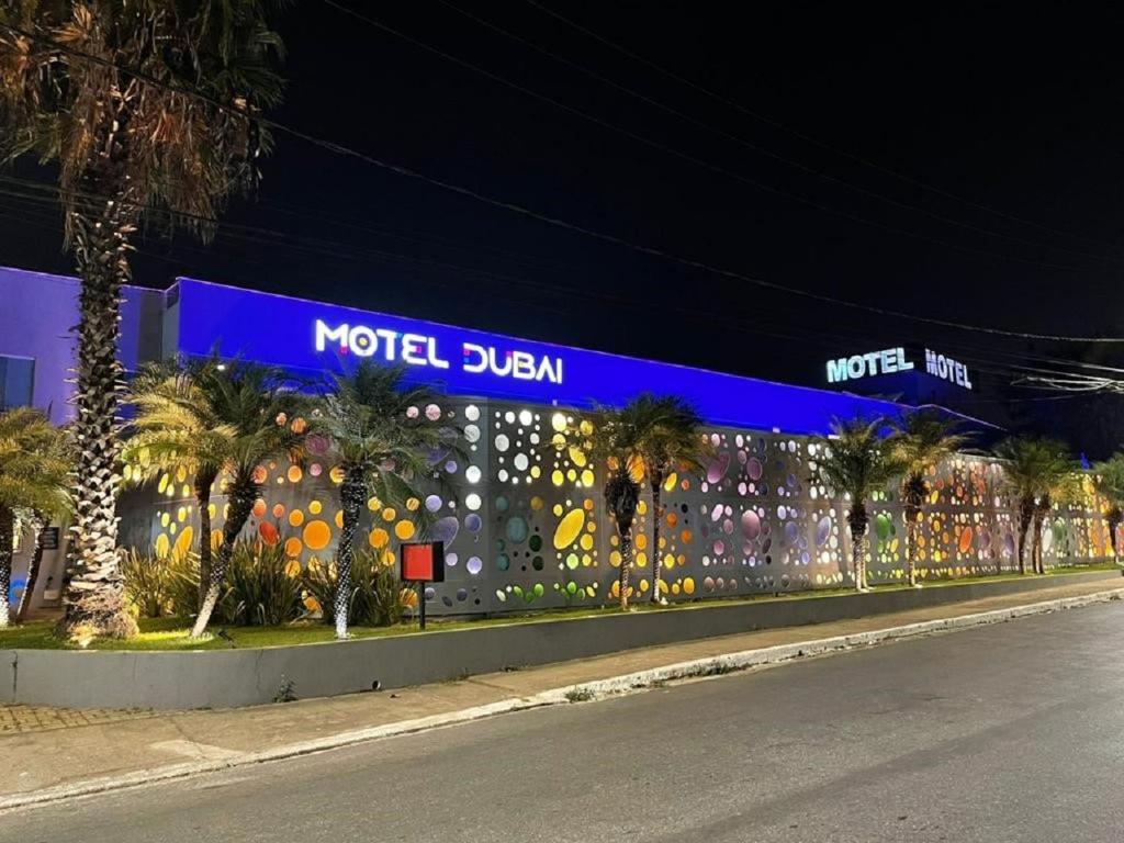 um sinal de motel Dublin no lado de um edifício em Motel DUBAI BH em Belo Horizonte