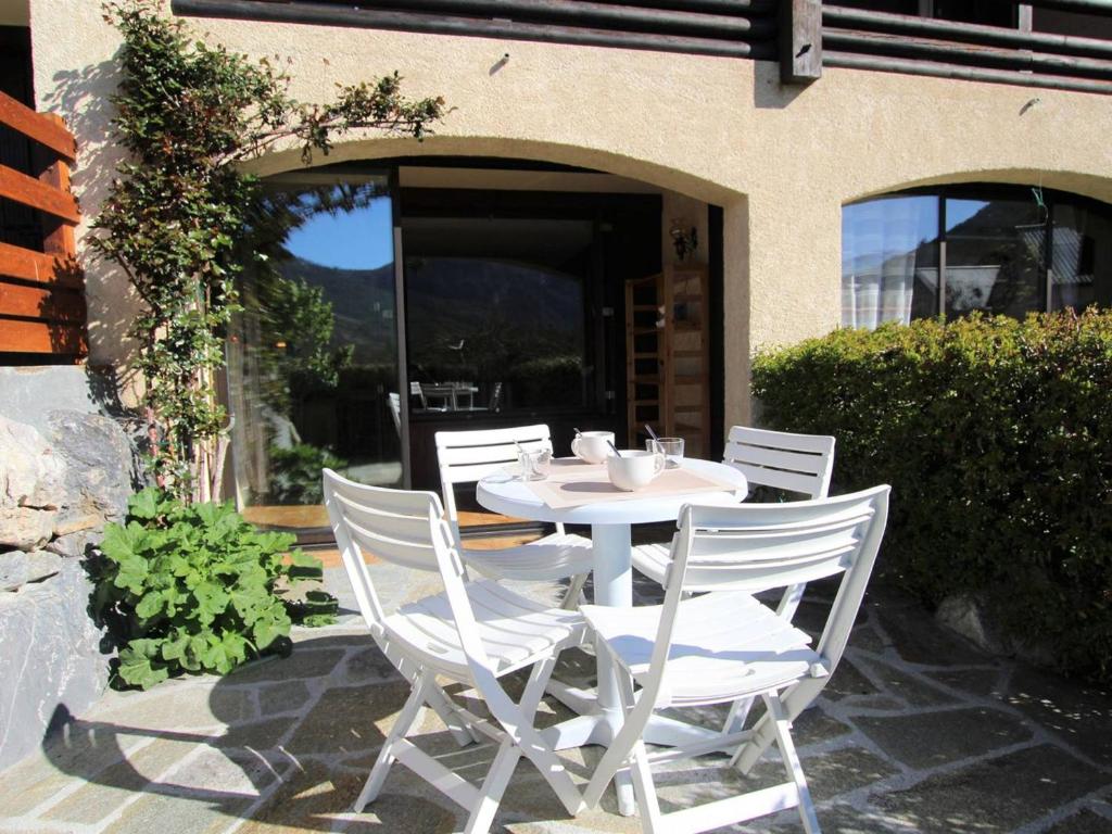 a white table and chairs on a patio at Appartement Vallouise, 2 pièces, 6 personnes - FR-1-330G-69 in Vallouise