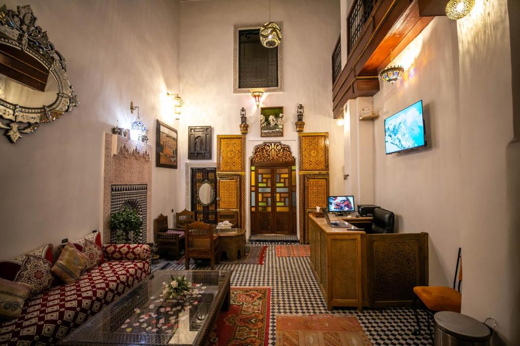 TV a/nebo společenská místnost v ubytování Riad Fes Allouch