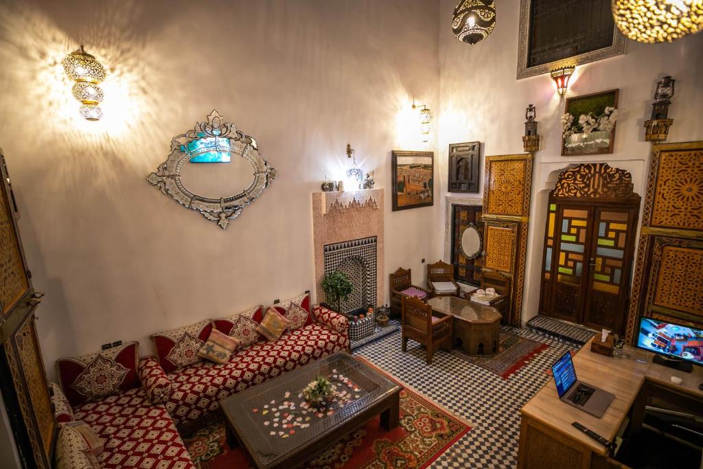 TV a/nebo společenská místnost v ubytování Riad Fes Allouch