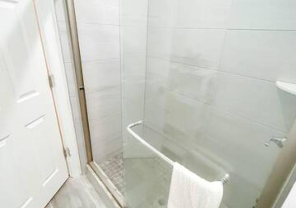 Legacy - Spring Garden University City - Queen Room With Shared Bathroom