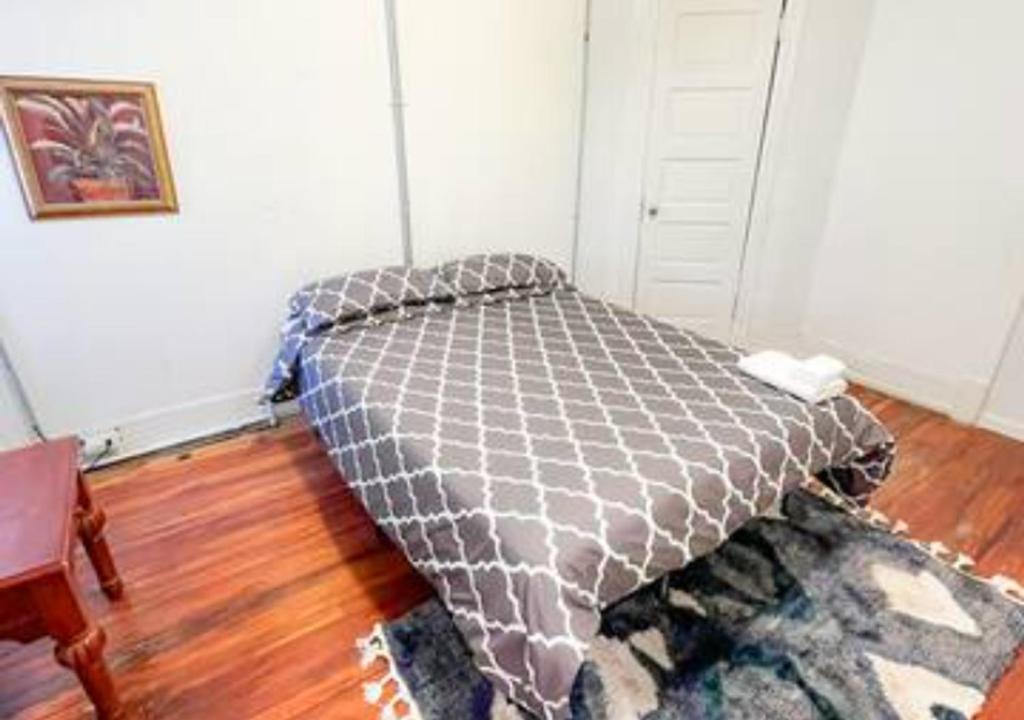 Legacy - Spring Garden University City - Queen Room With Shared Bathroom