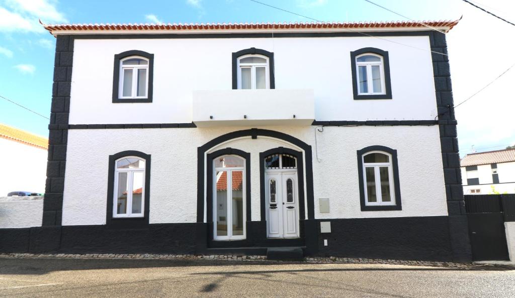 una casa blanca con una fachada en blanco y negro en Casa de Santo António, 