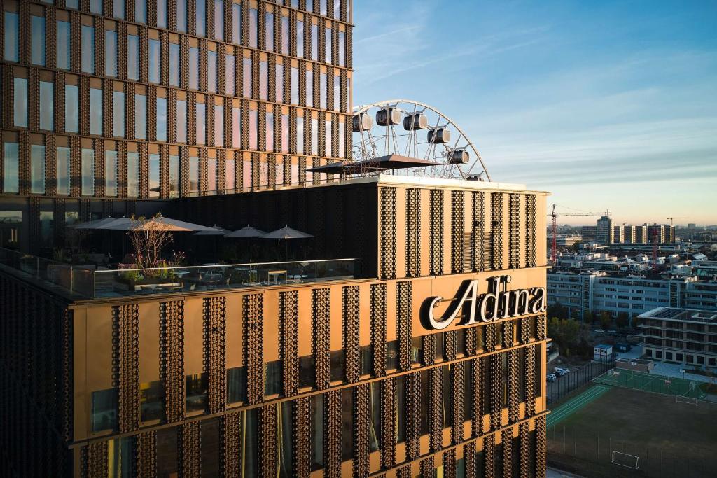 Adina Apartment Hotel Munich في ميونخ: إطلالة على فندق ألوها في سنغافورة