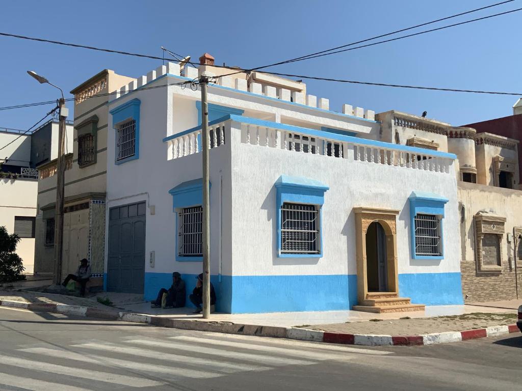 een wit en blauw gebouw op de hoek van een straat bij Maison vue mer Corniche Aglou in Tiznit