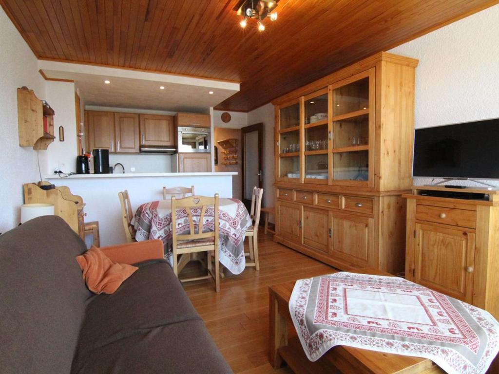 a living room with a couch and a kitchen at Studio cosy pour 5 pers. à 50m des pistes - Alpe d'Huez - FR-1-405-200 in LʼHuez