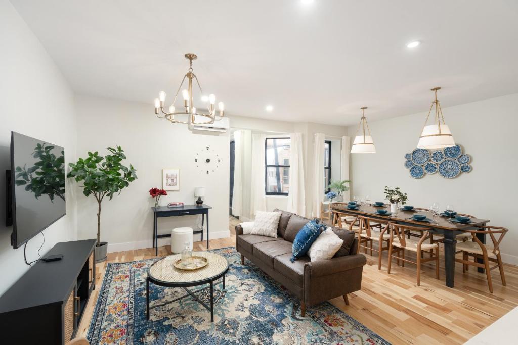 a living room with a couch and a table at Les Suites Saint-Laurent in Montréal