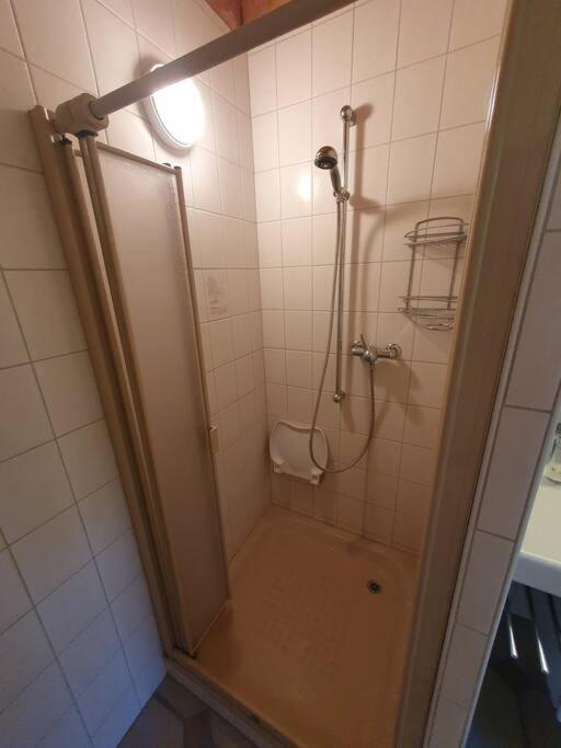 Koupelna v ubytování Dachwohnung in Flughafennähe