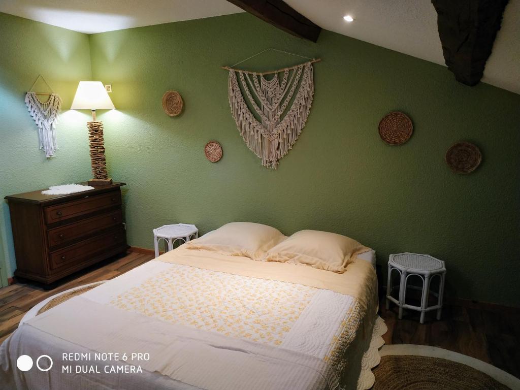 מיטה או מיטות בחדר ב-Chambre Bohême