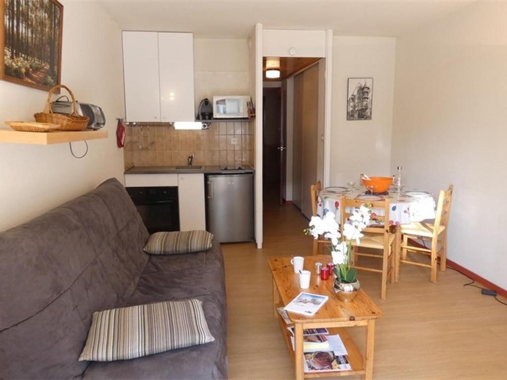 a living room with a couch and a table at Appartement Saint-Lary-Soulan, 1 pièce, 5 personnes - FR-1-457-221 in Saint-Lary-Soulan