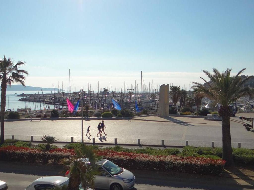 - deux personnes à vélo dans un parking dans l'établissement Grand T3 avec terrasse et piscine à Cavalaire-sur-Mer - FR-1-100-187, à Cavalaire-sur-Mer