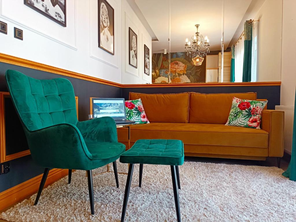 a living room with a couch and a desk at Apartamentylove - Apartament Żwirki in Łódź