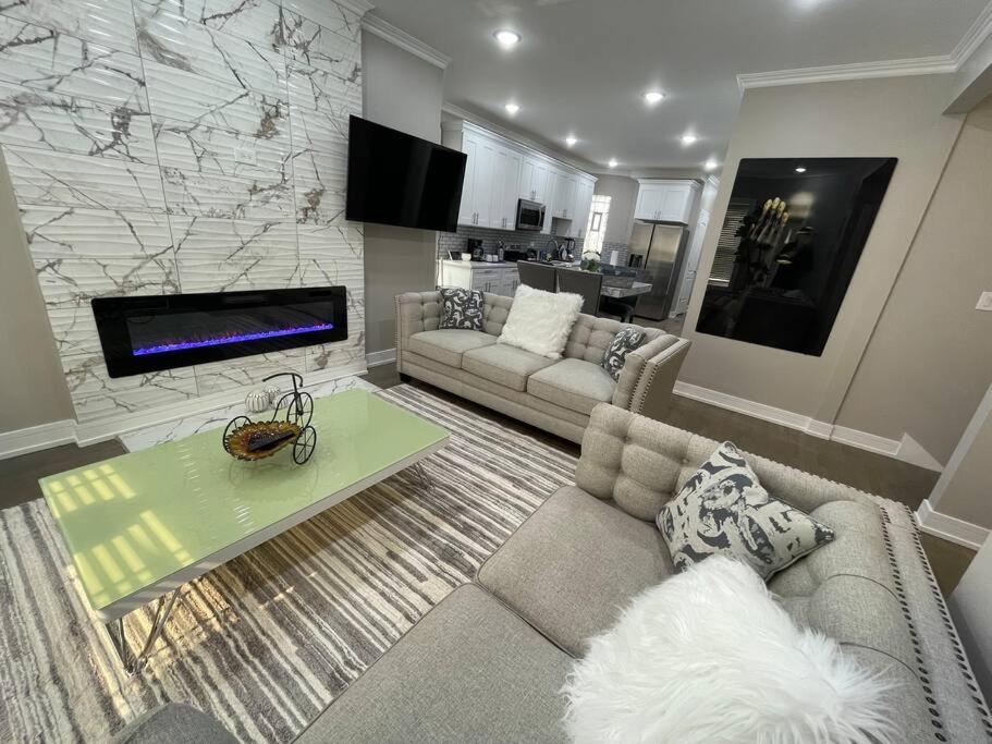 TV a/nebo společenská místnost v ubytování Exec Lux home wth 3 Level,6 Bdrms/3bth & 2 Kitchen