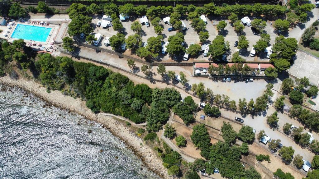 uma vista aérea de um parque de estacionamento junto à água em Camping & Village Rais Gerbi em Pollina