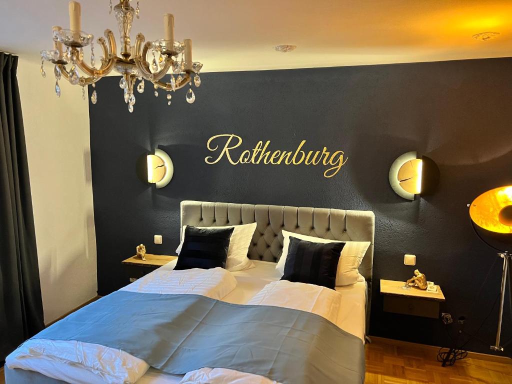 Un dormitorio con una cama y un cartel en la pared. en #Stadtspeicher - Blauer Stern das Apartment mitten in der Altstadt, en Rothenburg ob der Tauber
