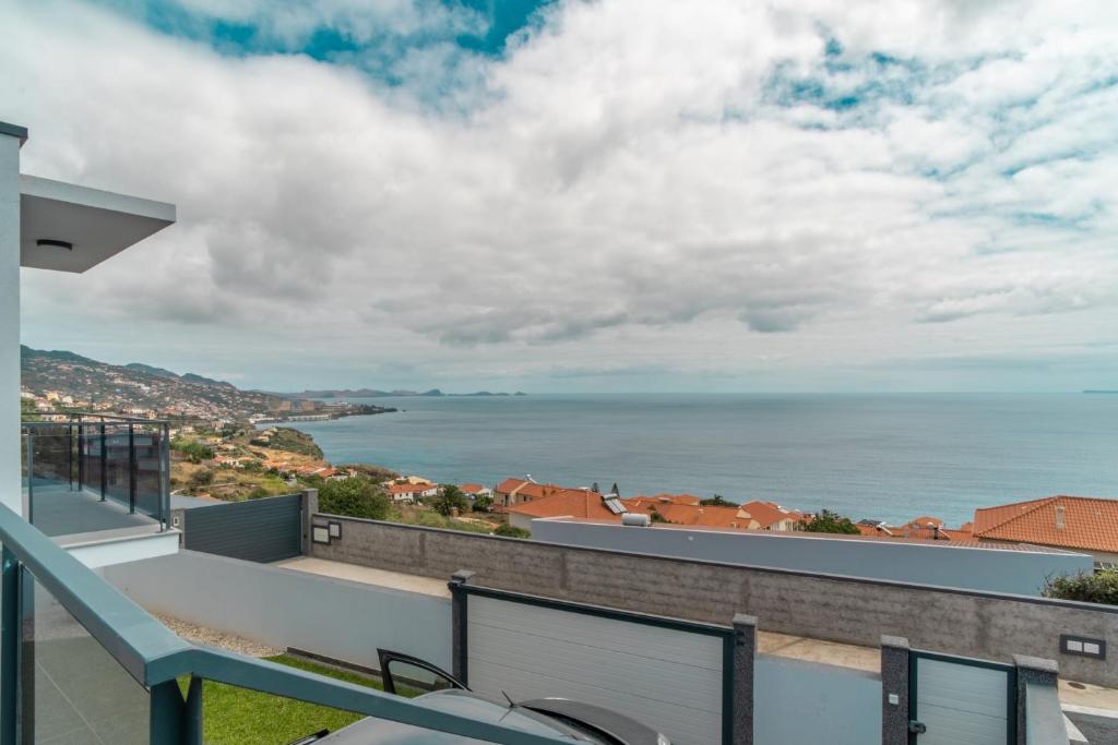 vistas al océano desde el balcón de una casa en Isaac Villa in Santa Cruz, en Santa Cruz