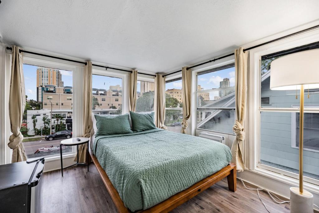 Satoshi Hideout Living Rooms & Studios, San Petersburgo Precios