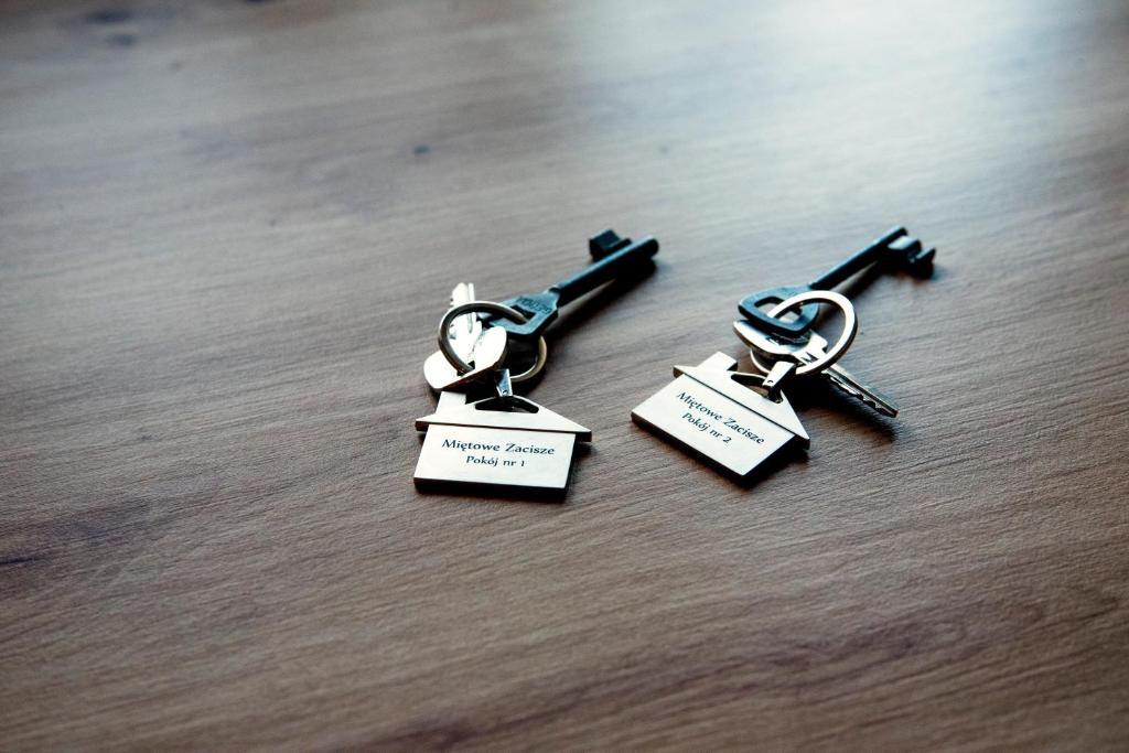 three keys sitting on a table with labels on them at Miętowe Zacisze Zator in Laskowa