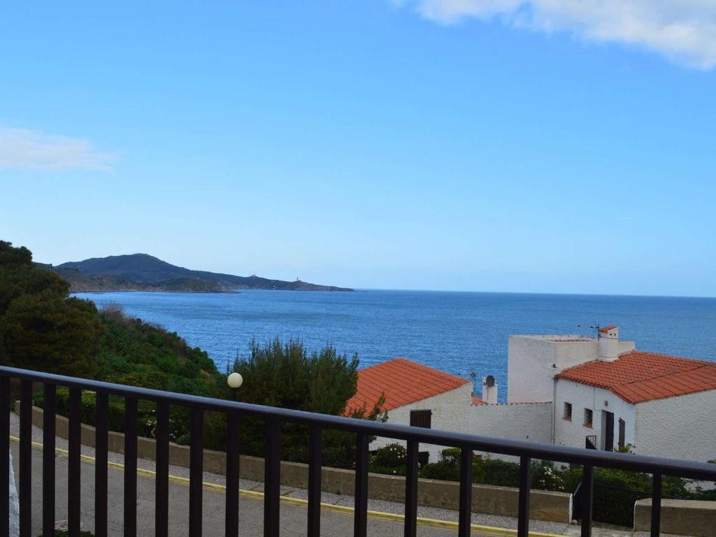 une vue sur l'océan depuis un balcon dans l'établissement Maison rénovée 2020 avec terrasse, parking et WIFI - 3 chambres, 2 salles de bains - FR-1-225C-54, à Banyuls-sur-Mer