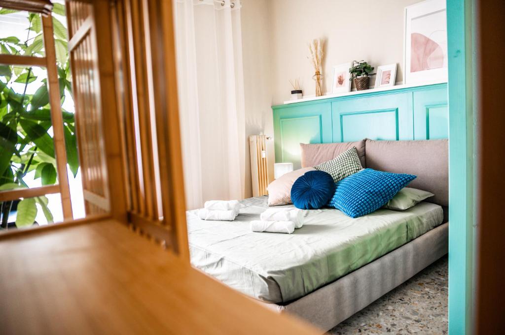 ein Sofa mit Kissen darauf im Wohnzimmer in der Unterkunft DomusFebo - Cipro Suites in Rom