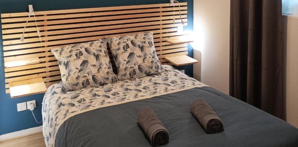 una camera da letto con un letto e due asciugamani di Ty Moutik a Plougonvelin