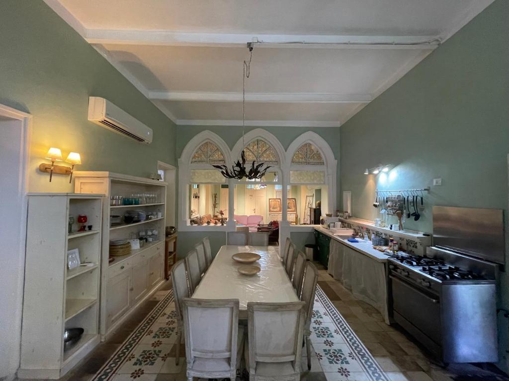 Autentic villa at the sea coast في حيفا: مطبخ كبير فيه طاولة وكراسي