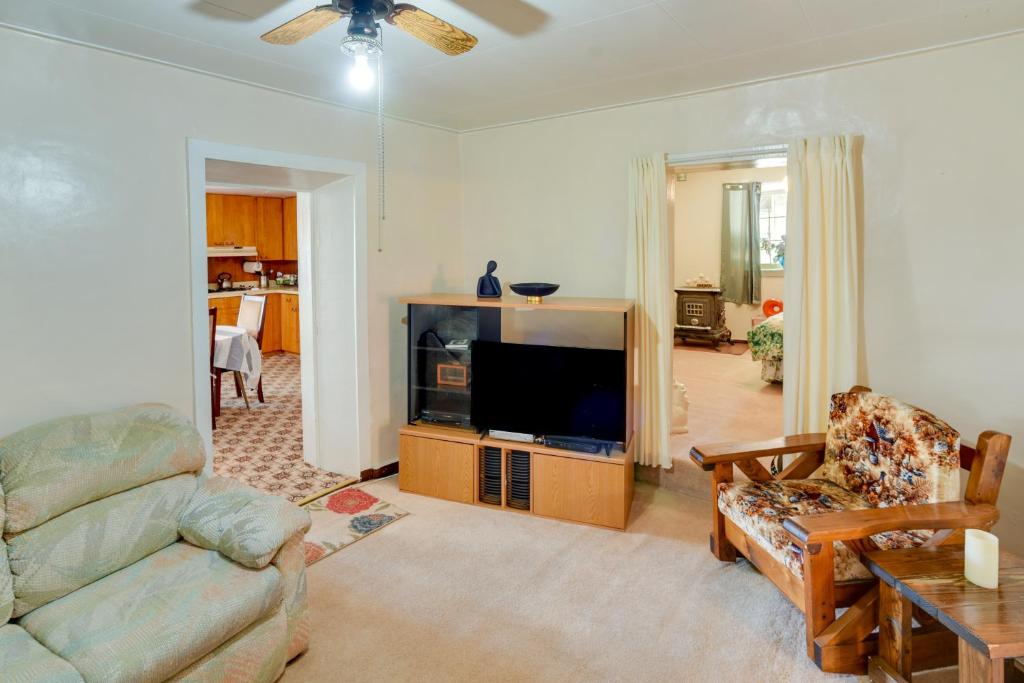 een woonkamer met een bank en een flatscreen-tv bij Cordova Vacation Rental with Porch Hike and Explore! 
