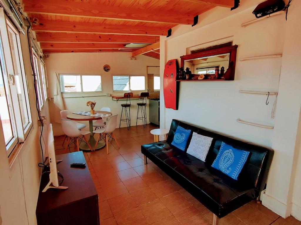 sala de estar con sofá y mesa en Vista al mar playas del Faro en Mar del Plata