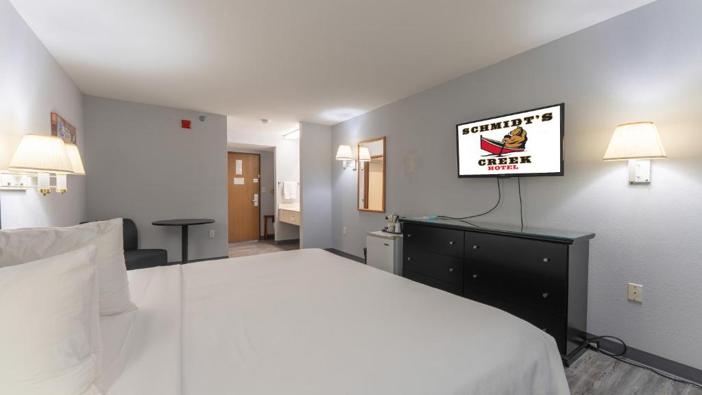 Schmidt's Creek Hotel photo