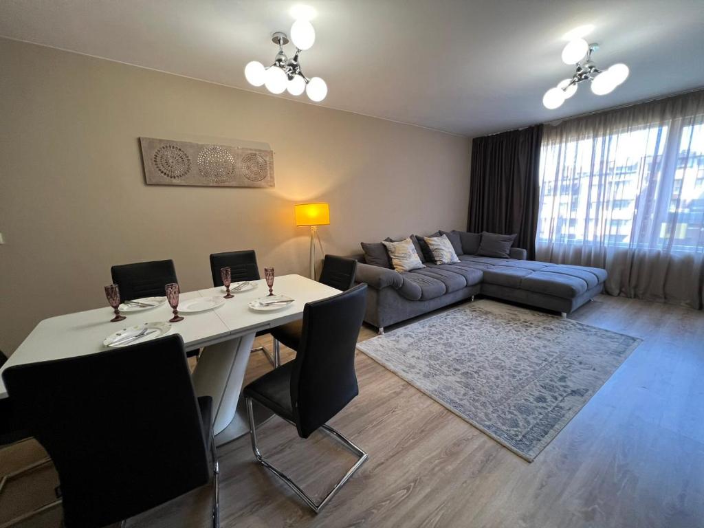 ein Wohnzimmer mit einem Tisch und einem Sofa in der Unterkunft Johannesburg Spacious Family apt w Free Parking and Playground in Sofia