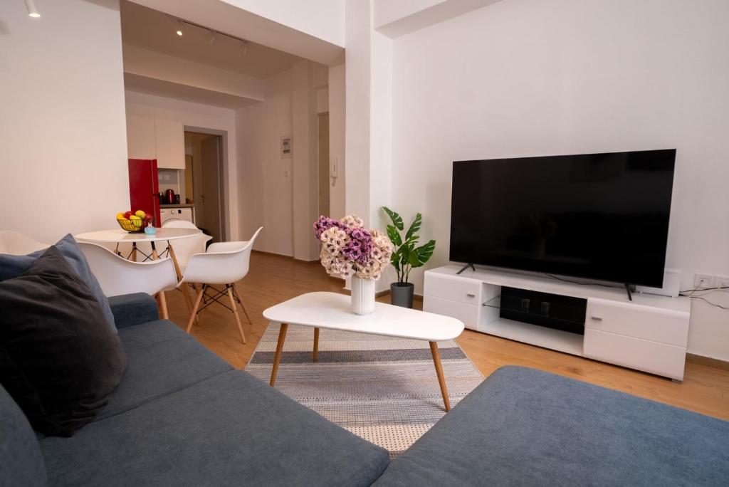 TV a/nebo společenská místnost v ubytování Lovely Apartment in the heart of Thessaloniki Center