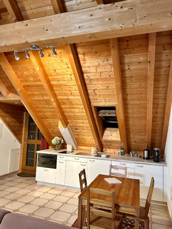 Kuchyň nebo kuchyňský kout v ubytování Dachwohnung in Flughafennähe