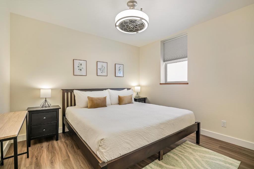 Postel nebo postele na pokoji v ubytování Stirling All Suites Hotel