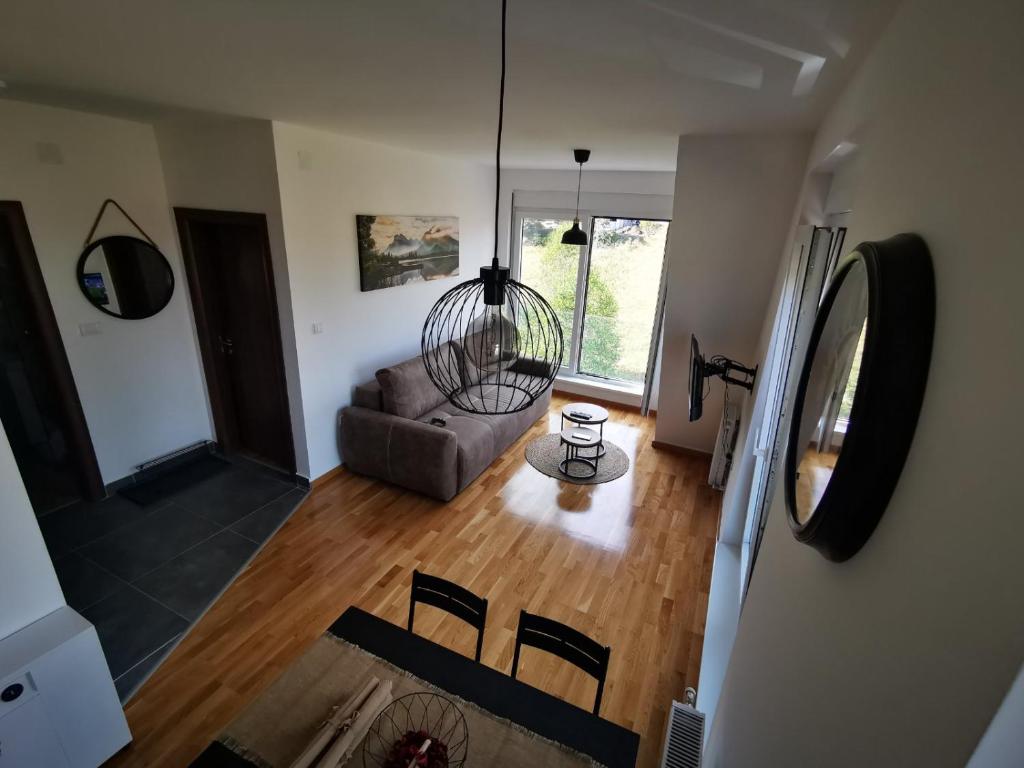 ein Wohnzimmer mit einer Couch und einem Tisch in der Unterkunft Apartman 982 Divčibare in Divčibare