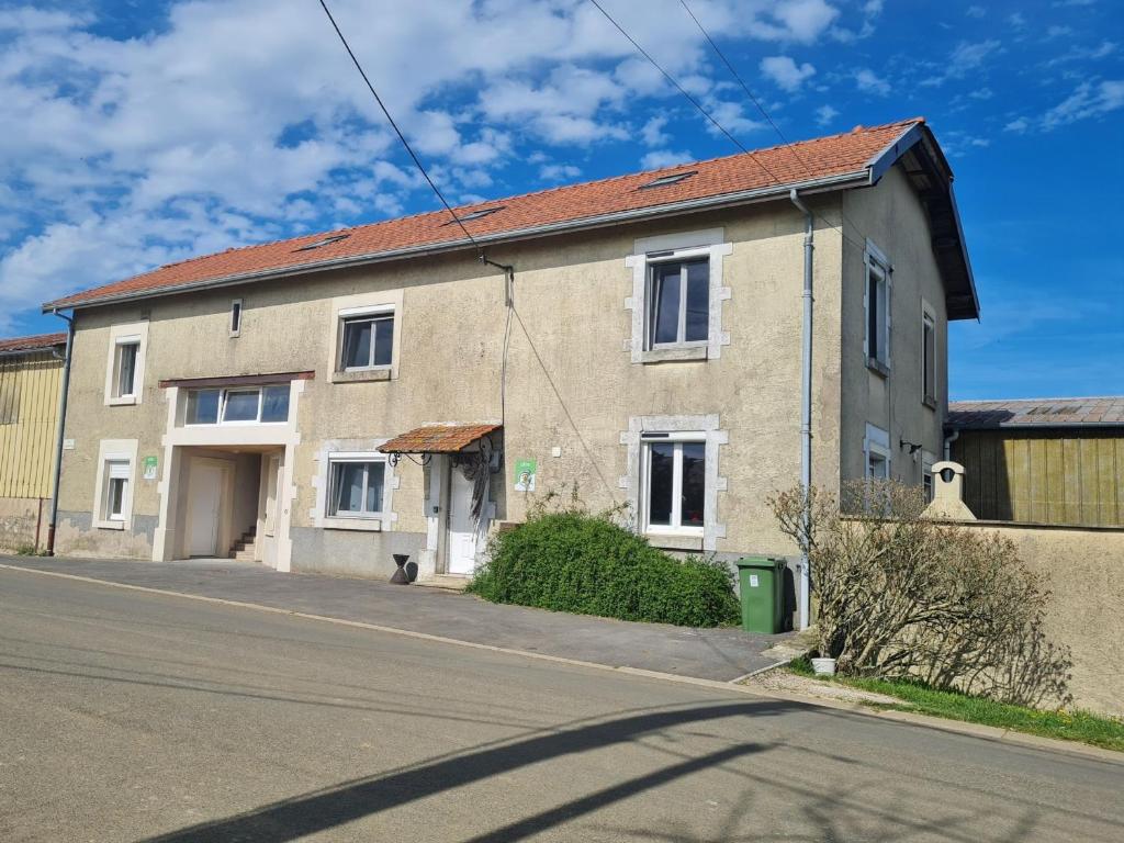 ein altes Haus am Straßenrand in der Unterkunft Gîte Lironville, 4 pièces, 6 personnes - FR-1-584-73 in Lironville