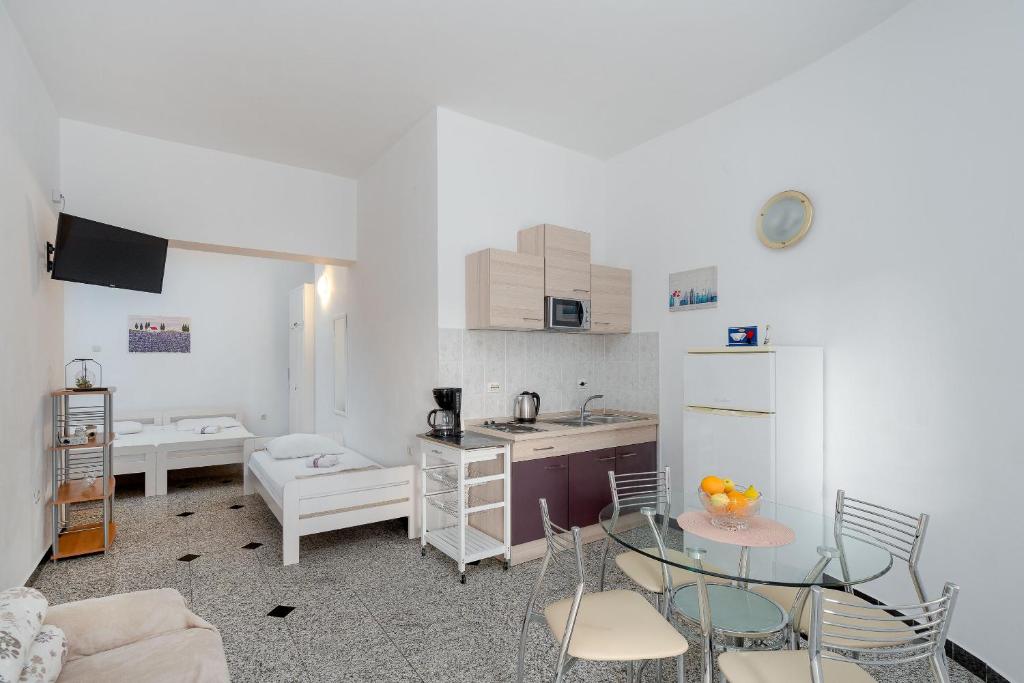 Kuchyň nebo kuchyňský kout v ubytování Apartments Family Gligora