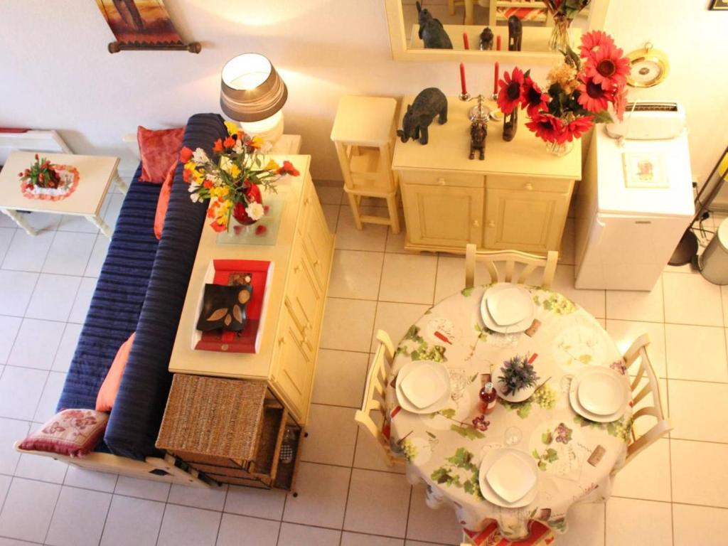 an overhead view of a kitchen with a table and chairs at Maison Fleury-Saint-Pierre-la-Mer, 2 pièces, 6 personnes - FR-1-229D-82 in Fleury