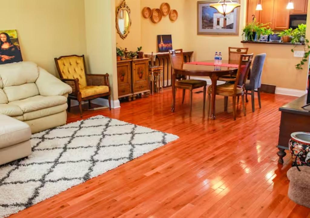 Tuscany 2900 - Classic Italian Style 3BR w Parking near Airport